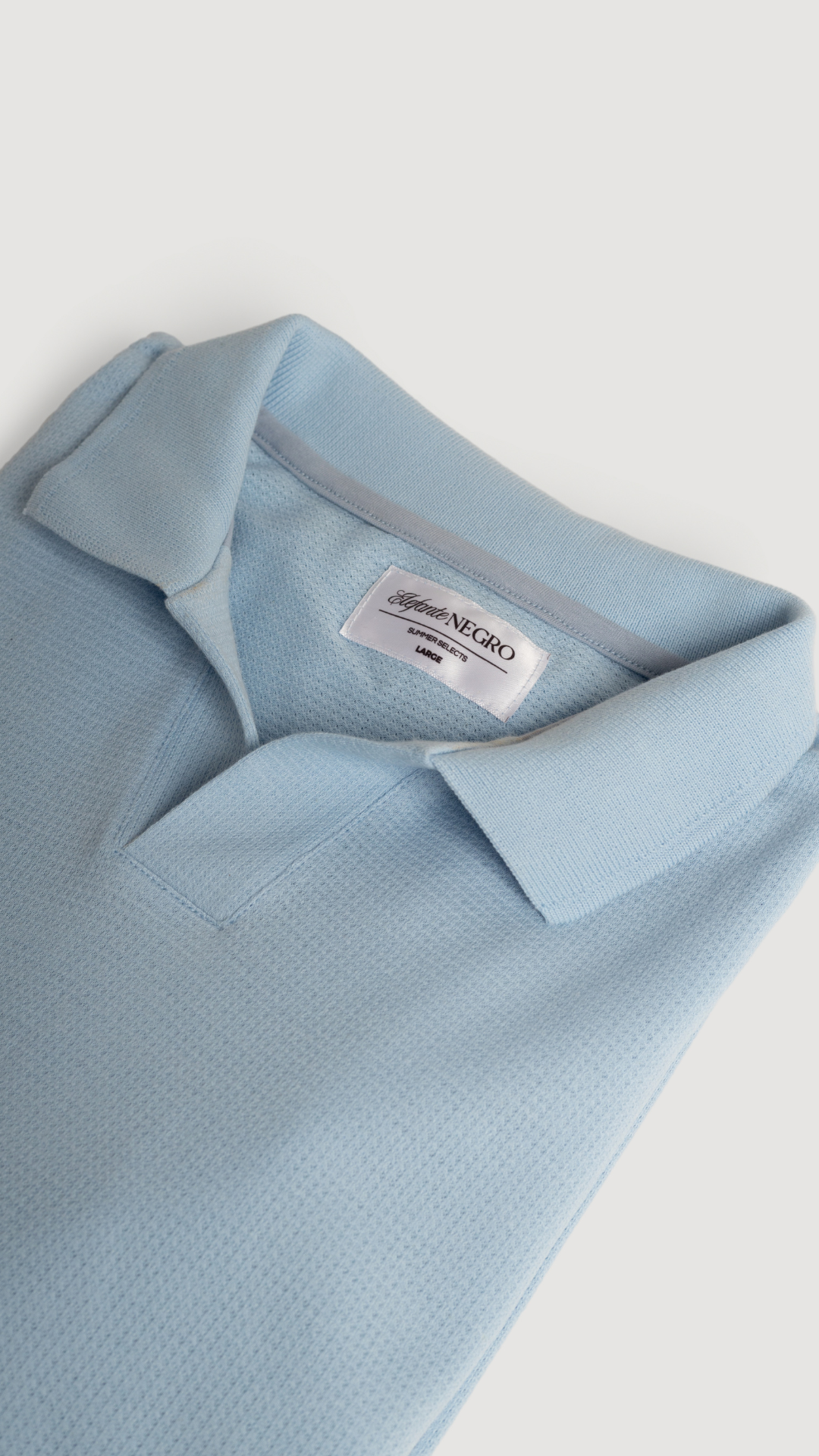 POLO CUELLO V TEXTURIZADO CELESTE - SUMMER SELECTS