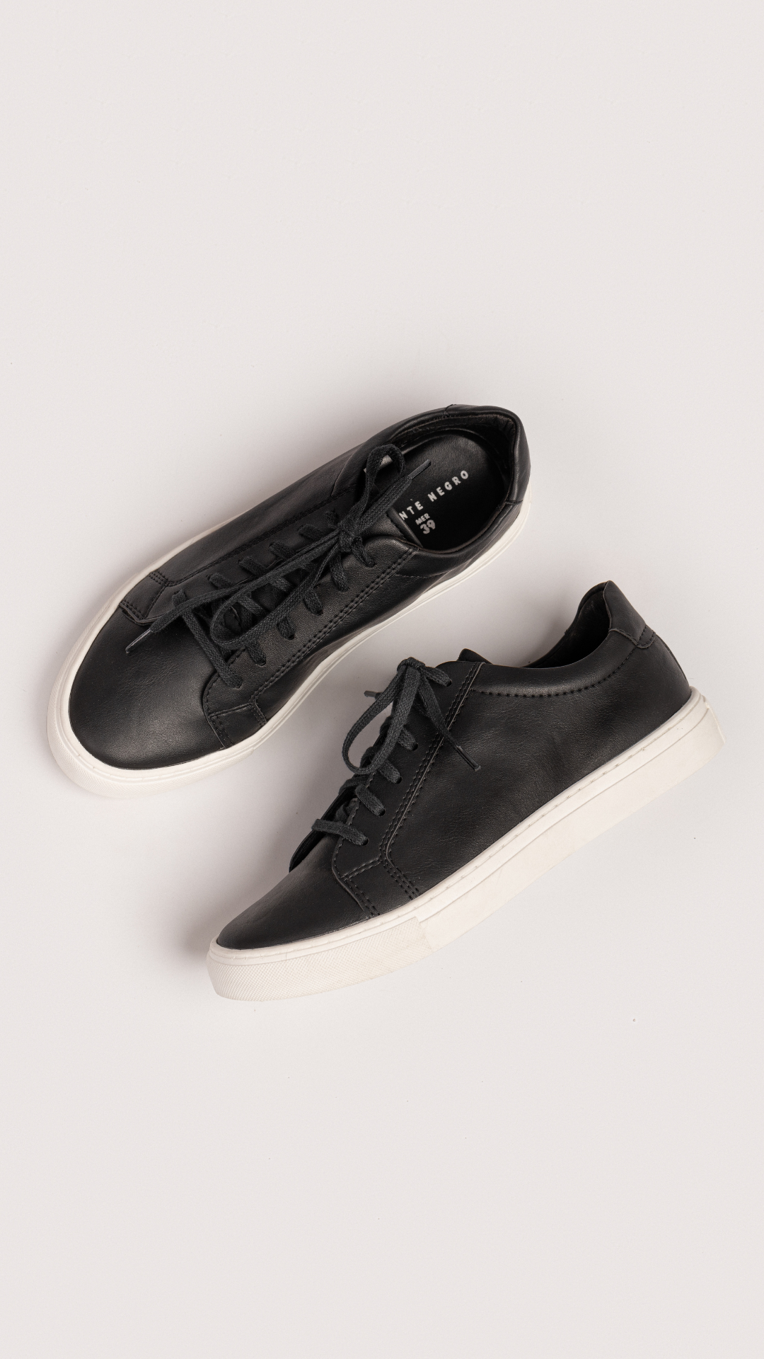SNEAKER CLASICO NEGRO CON BASE BLANCA