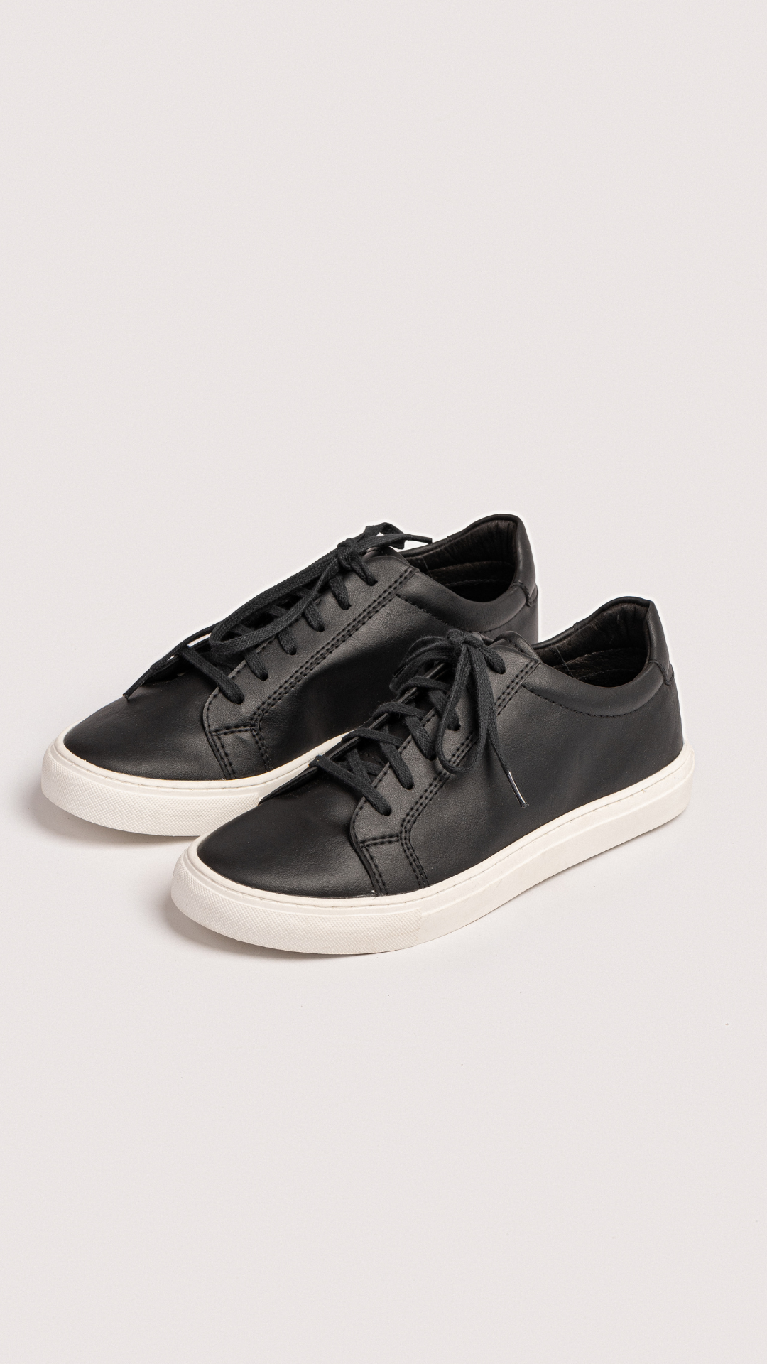 SNEAKER CLASICO NEGRO CON BASE BLANCA