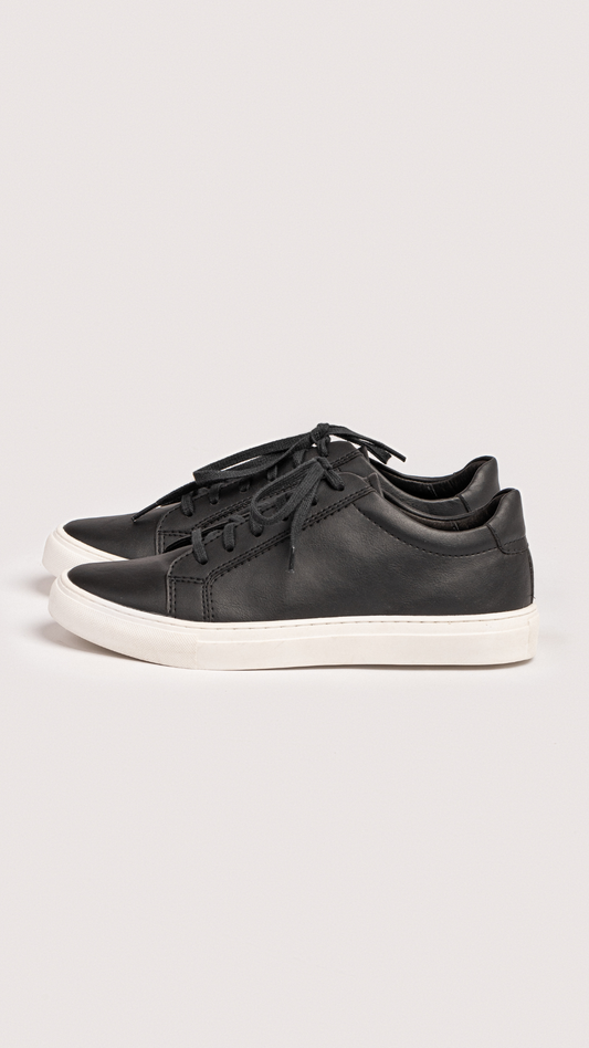 SNEAKER CLASICO NEGRO CON BASE BLANCA