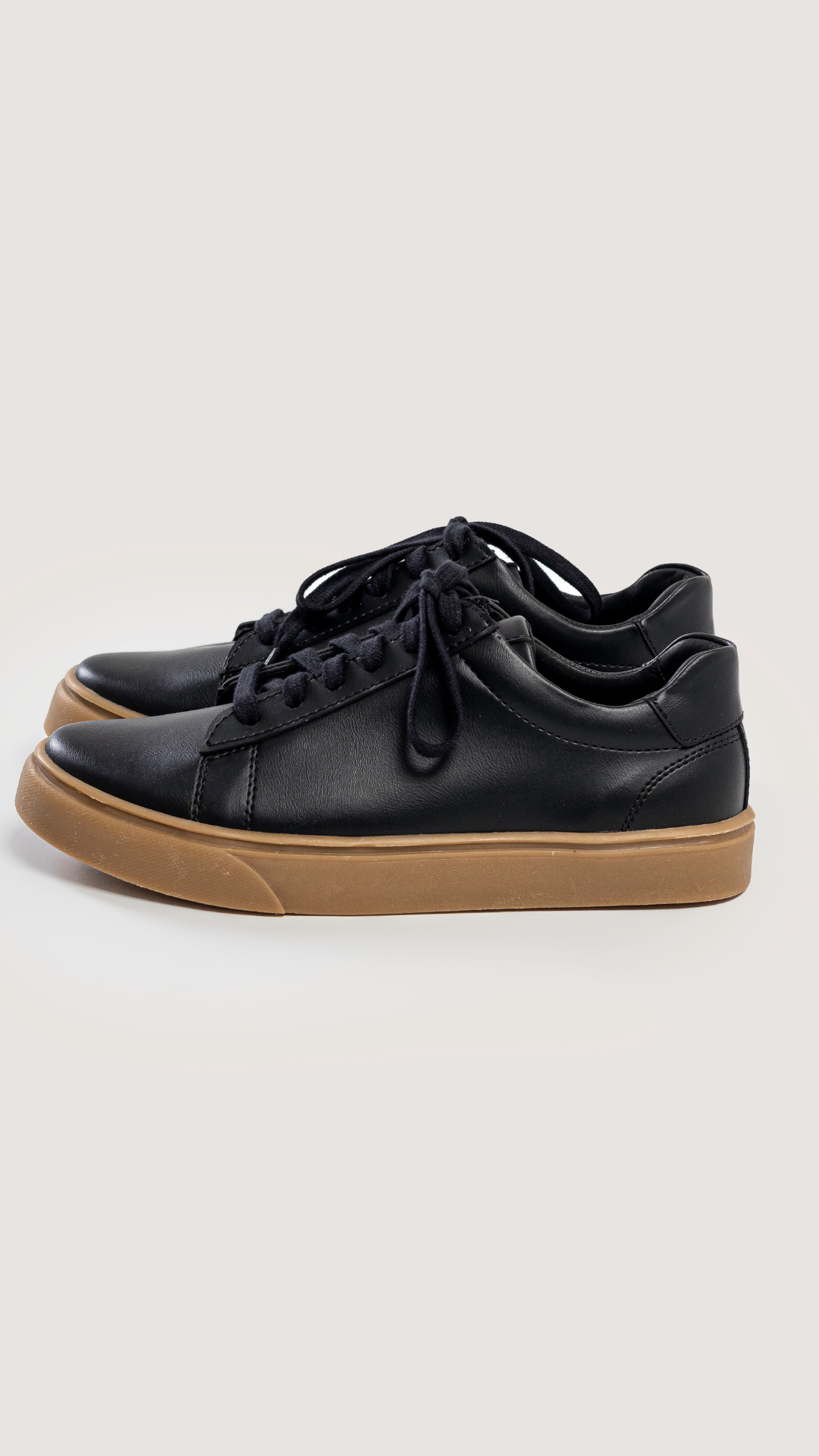 SNEAKER CLASICO NEGRO CON BASE MARRON