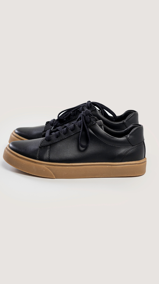SNEAKER CLASICO NEGRO CON BASE MARRON