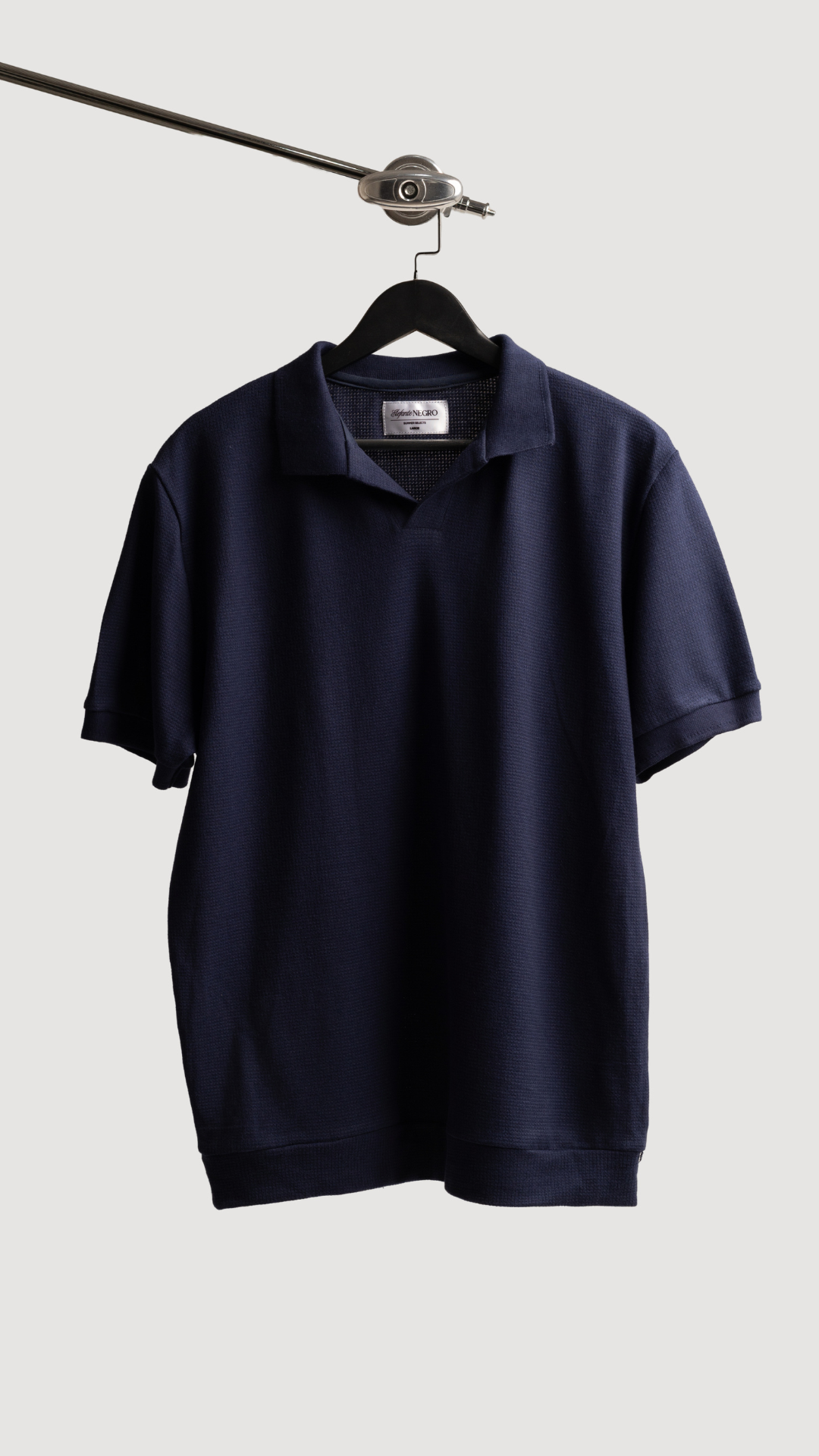 POLO CUELLO V TEXTURIZADO AZUL - SUMMER SELECTS