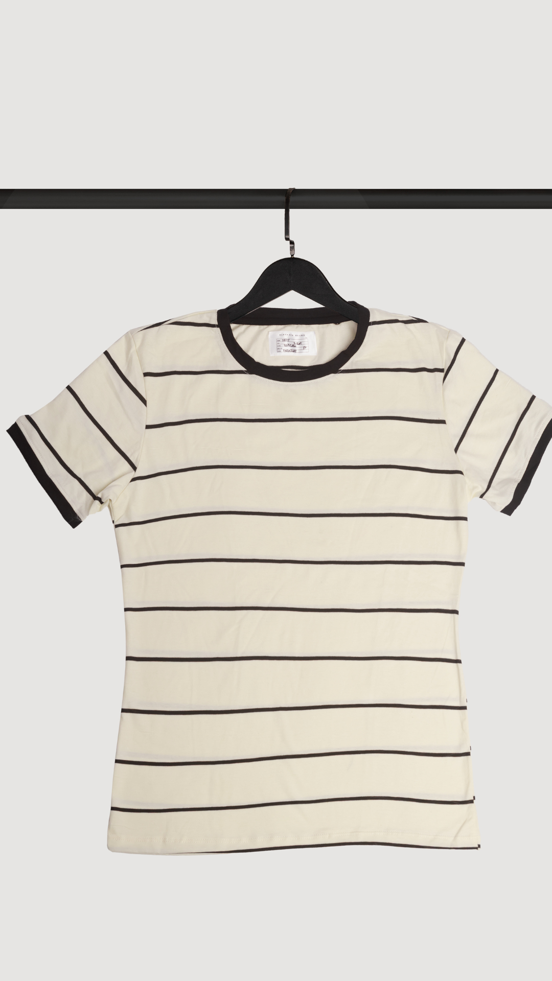 REMERA BASICA BLANCA CON RAYAS NEGRAS