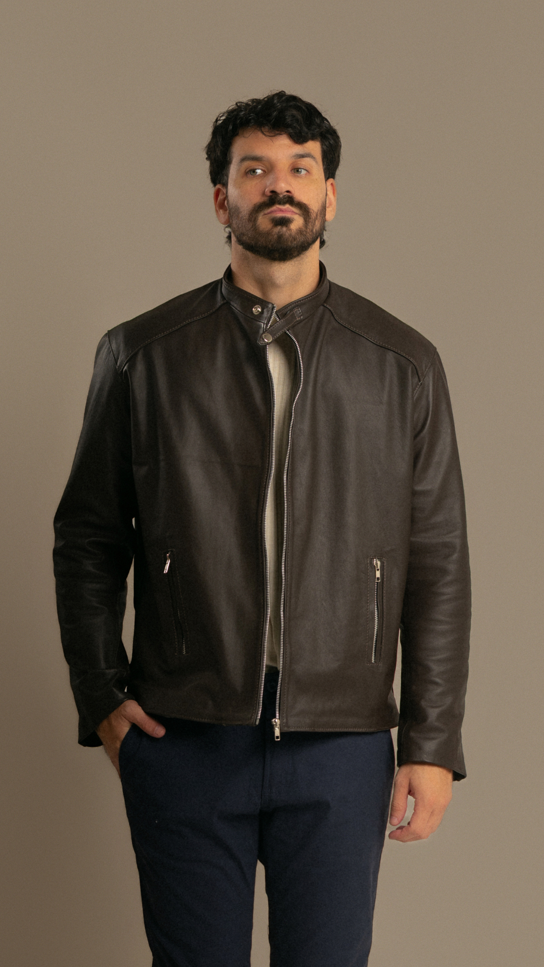 CAMPERA DE CUERO CUELLO MAO MARRON