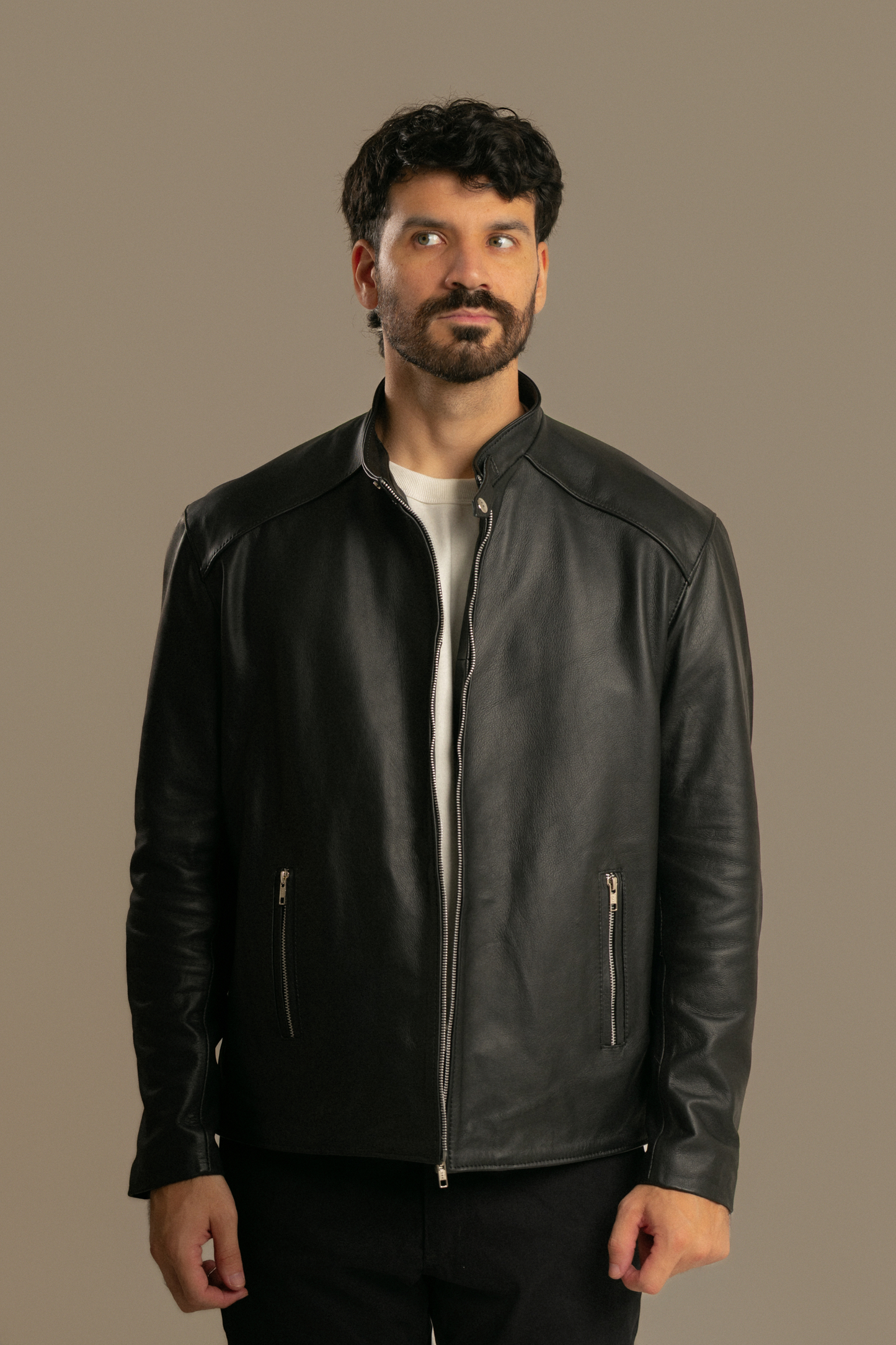 CAMPERA DE CUERO CUELLO MAO NEGRO