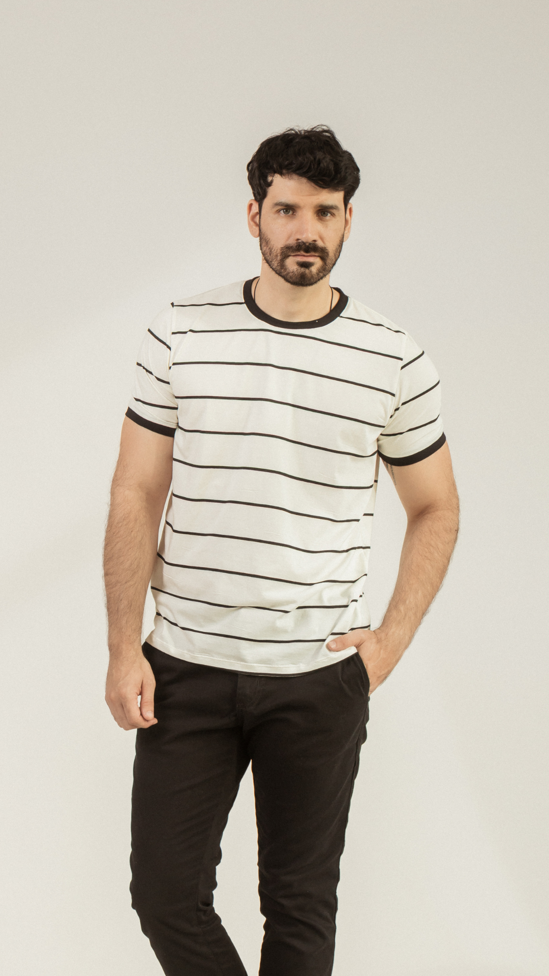 REMERA BASICA BLANCA CON RAYAS NEGRAS